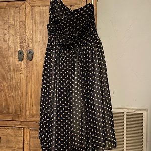 Fabulous vintage swing dress in navy with beige polka dots. Lined. Size large